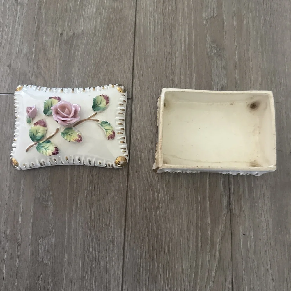 Vintage 3-D Raised Pink Roses Porcelain Trinket Box Japan *read‎